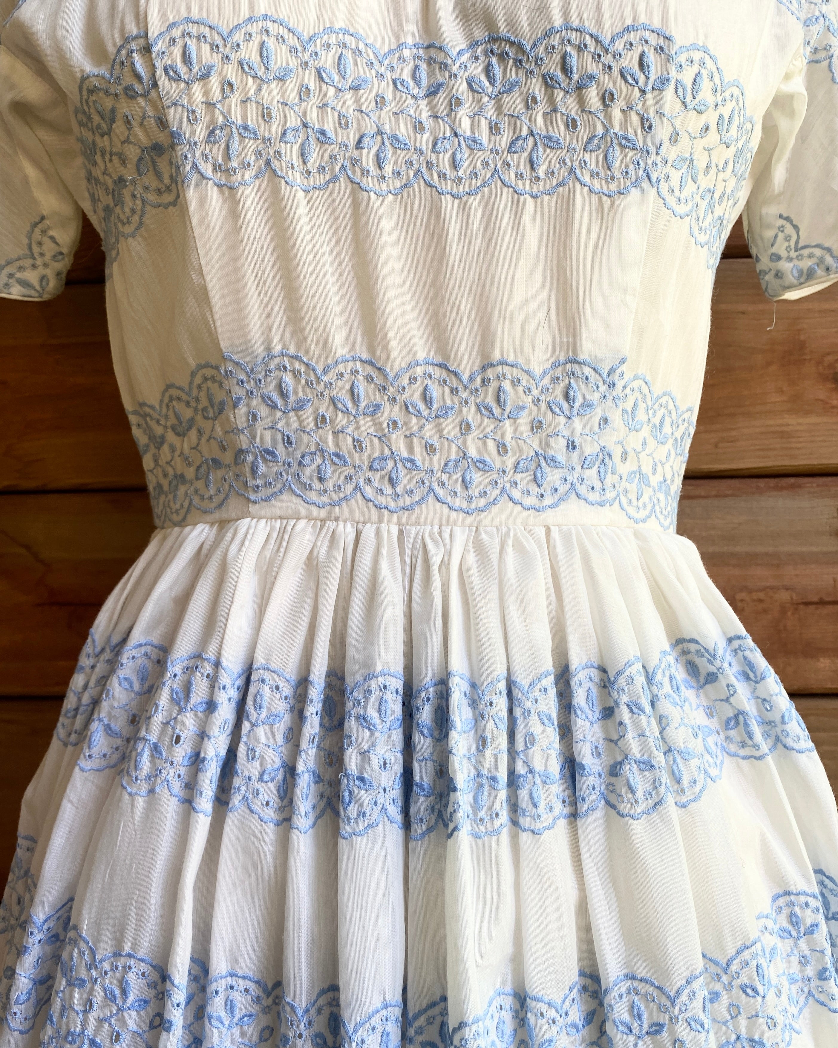 VINTAGE 1950s White and Blue Cotton Eyelet Gathered Dress