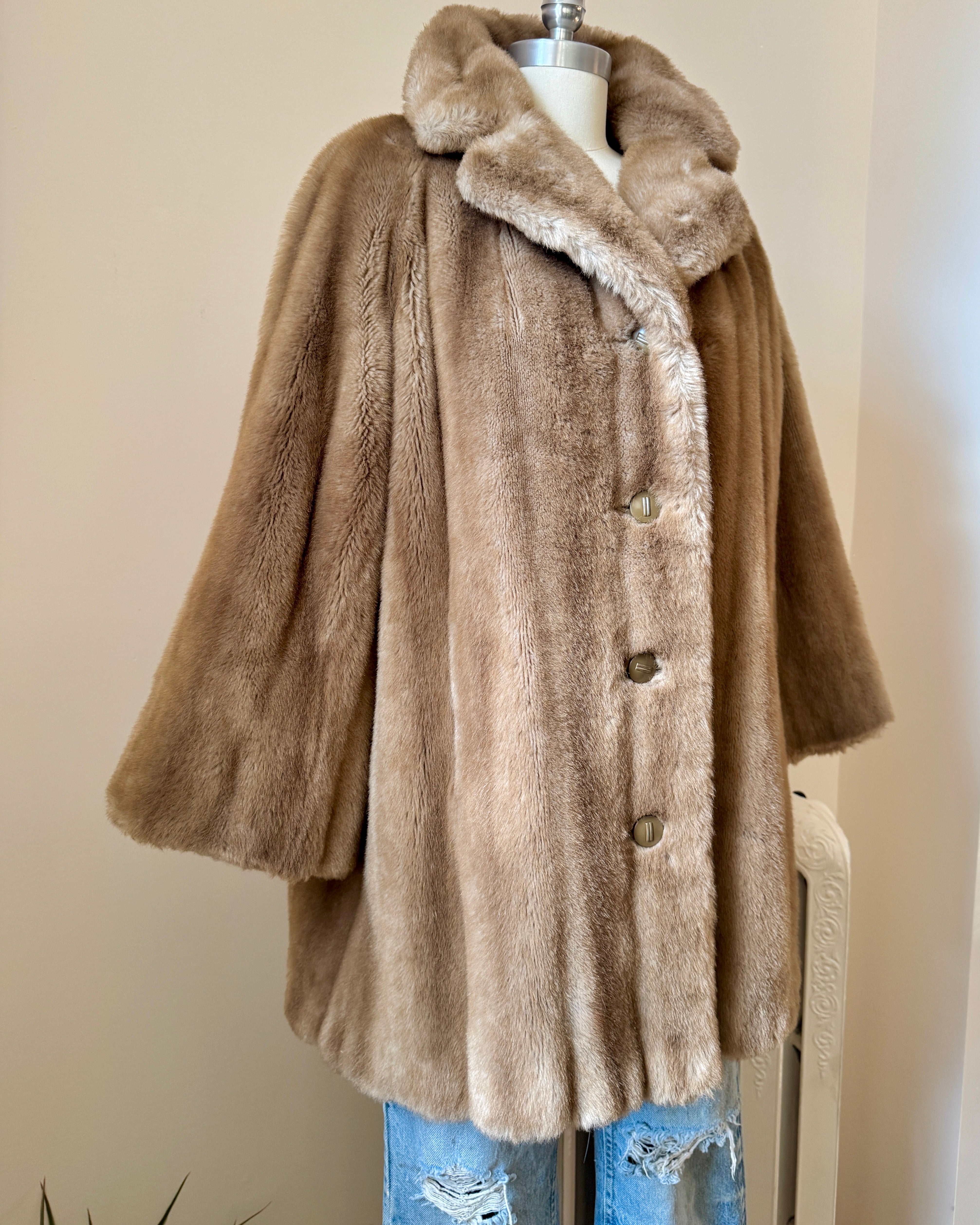 Vintage 1960s SPORTOWNE Blonde Faux Fur Coat size Small Union Made in USA